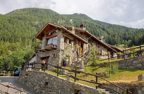 Charvensod Apartment | Capriolo Room – Intimacy and Tranquility with Mountain Views