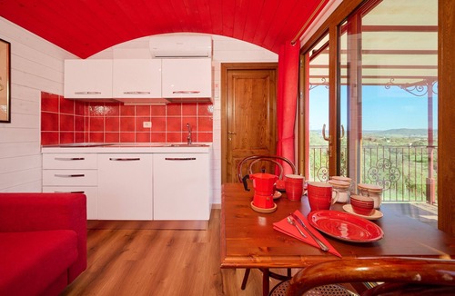 Suvereto House | Caravan 'Volpe Rossa' with Shared Garden and Air Conditioning