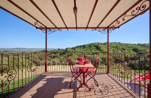 Suvereto House | Caravan 'Volpe Rossa' with Shared Garden and Air Conditioning