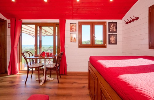 Suvereto House | Caravan 'Volpe Rossa' with Shared Garden and Air Conditioning