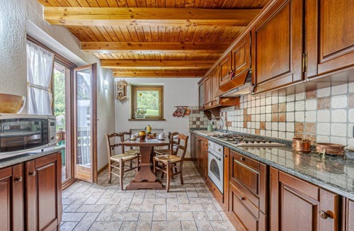 Courmayeur Apartment | CASA BEATRICE - Wi-Fi, parking, and mountain views
