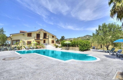 Ascea House | Casa Clelia E: A welcoming apartment surrounded by the greenery.