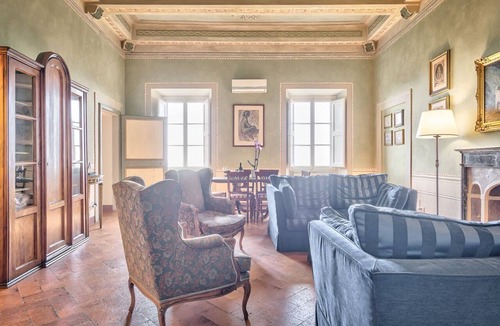 Cortona Old Town Apartment | Casa degli Affreschi - painted walls and ornate ceiling in town centre
