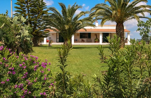 Pisticci House | Casa del Gelsomino, Ionian Coast of Matera: 5 km from the sea, A/C, garden, Wi-Fi