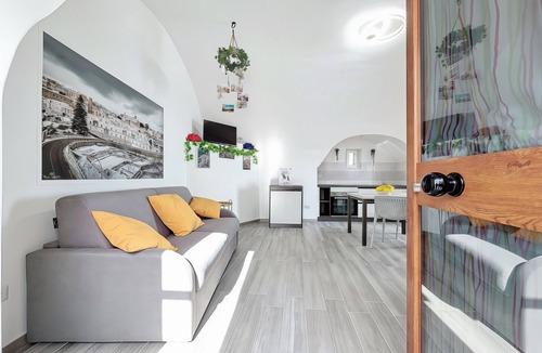 Monte Sant'Angelo House | Casa Lotario Secondo: Mountain View, Balcony & Wi-Fi in Monte Sant'Angelo