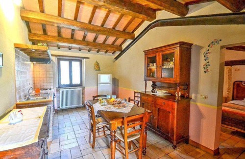 Sarnano House | Casa Noriana E: A characteristic and welcoming apartment situated in a quiet location, surrounded by a wonderful garden, with Free WI-FI.