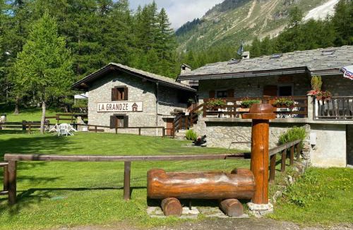 Courmayeur Ski Chalet | Casa Ornella - Baita Pra Sec