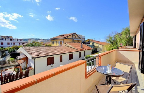 Agropoli House | Casa Pesca C: A modern and graceful apartment situated at a few steps from a sandy beach, with Free WI-FI.