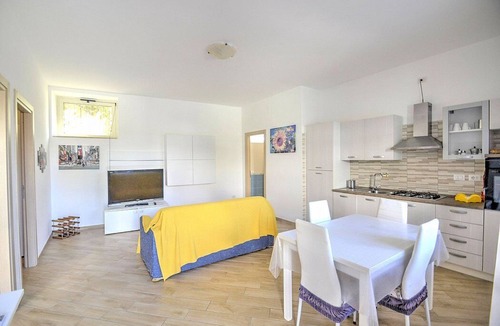 Agropoli House | Casa Pesca D: A welcoming townhouse situated at a few steps from a sandy beach, with Free WI-FI.