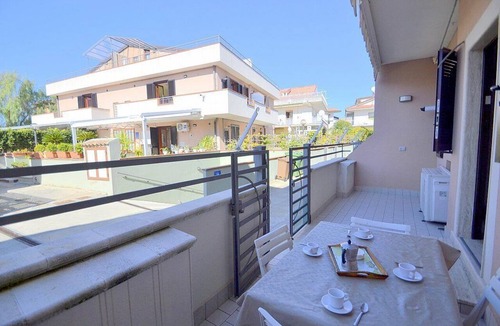 Agropoli House | Casa Pesca D: A welcoming townhouse situated at a few steps from a sandy beach, with Free WI-FI.