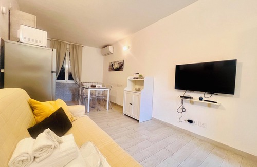 San Massimo Apartment | Casa Rosa Tre, Rapallo, 1b/1b with private parking and garden