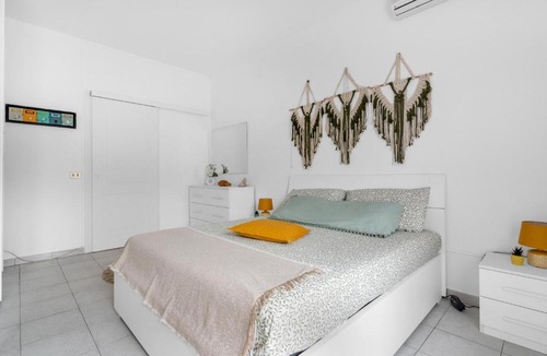 Milan Apartment | Casa Sibilla - Balcony Apartment, 7min Linate & Arena, Fast WiFi
