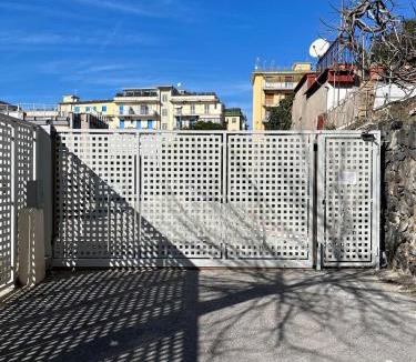 Portici Apartment | Casa Vacanze Celeste fronte mare e parcheggio privato
