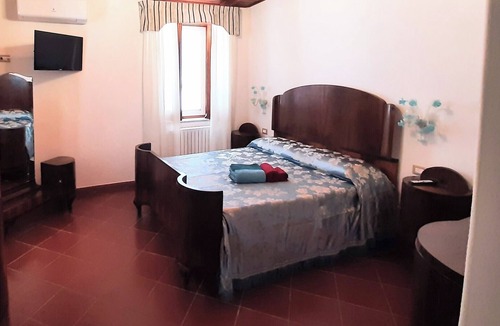 Vallo Scalo Bed & Breakfast | Casale Battaglini B&b is nestled in a green oasis of Cilento, Elea Velia.