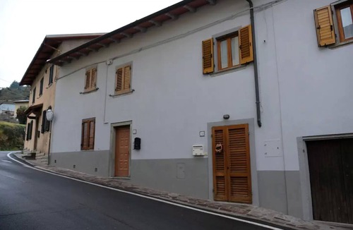 Stia Apartment | Casetta sul fiume vista castello