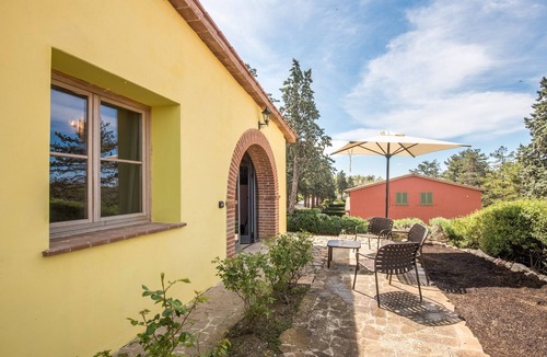 Trequanda Apartment | Chalet "Cigno" with Shared Pool & Wi-Fi