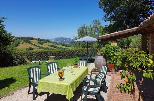 Orciano di Pesaro Apartment | Comfort apartment "Giardino" with pool - fantastic panoramic location near the sea