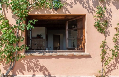 Montelovesco House | Comfortable Casa Rosa for up to 9 guests