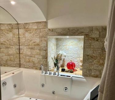 Municipio 5 Apartment | ConteMossa Suite with whirlpool