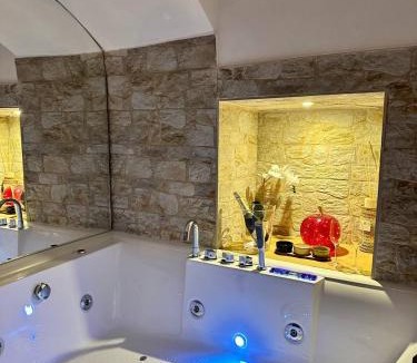 Municipio 5 Apartment | ConteMossa Suite with whirlpool
