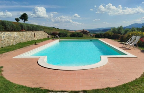 Castiglione del Lago Apartment | Cosy and roomy apartment of 110 sqm for 6 persons on the 1st floor of a rustic-style farmhouse (NO lift or stairs for access), immersed in the Umbrian countryside.The accommodation consists of a kitchen, a living room, three bedrooms, two bathrooms and t
