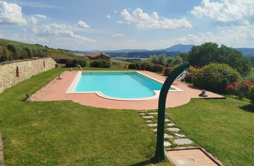 Castiglione del Lago Apartment | Cosy and roomy apartment of 110 sqm for 6 persons on the 1st floor of a rustic-style farmhouse (NO lift or stairs for access), immersed in the Umbrian countryside.The accommodation consists of a kitchen, a living room, three bedrooms, two bathrooms and t