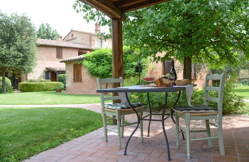 Castiglione del Lago Apartment | Cosy apartment for 6 guests with WIFI, A/C, pool, TV, veranda and pets allowed