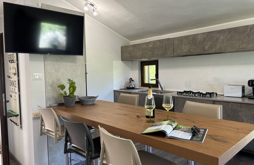 Cologna Spiaggia Villa | Cosy apartment in villa with hot tub, pool, WIFI, A/C, TV, patio, pets allowed and panoramic view