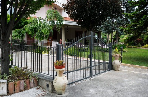 Roseto degli Abruzzi Villa | Cosy apartment in villa for 6 people with WIFI, TV and patio