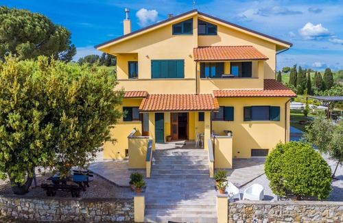 Rosignano Marittimo Apartment | Cosy apartment for 4 people with WIFI, TV, terrace, pets allowed and panoramic view
