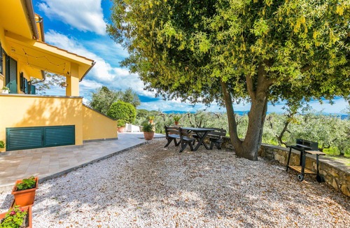 Rosignano Marittimo Apartment | Cosy apartment for 4 people with WIFI, TV, terrace, pets allowed and panoramic view