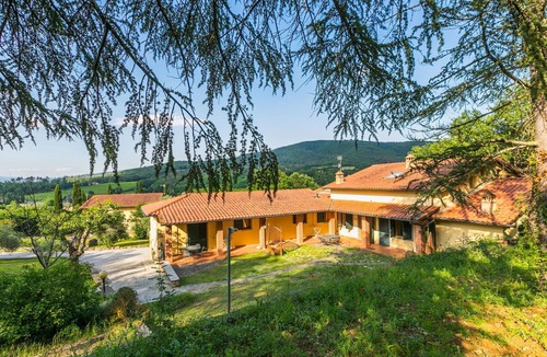 Badia Agnano Apartment | Cosy apartment for 29 guests with private pool, WIFI, TV, patio, pets allowed and panoramic view