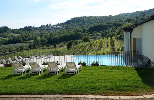 Capolona Apartment | Cosy apartment for 4 people with WIFI, pool, TV, patio and pets allowed, close to Arezzo
