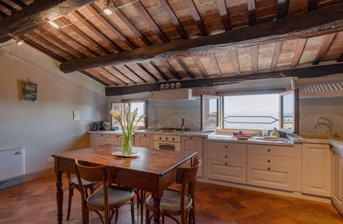 Cortona Old Town Apartment | Cosy apartment for 4 people with A/C, WIFI, TV, terrace, pets allowed and panoramic view