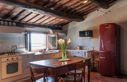 Cortona Old Town Apartment | Cosy apartment for 4 people with A/C, WIFI, TV, terrace, pets allowed and panoramic view