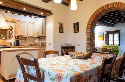 Panicale Apartment | Cosy apartment for 6 people with A/C, WIFI, pool, TV, patio and pets allowed