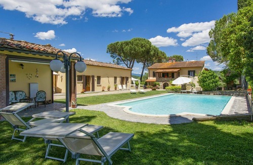 Bucine Apartment | Cosy apartment for 6 people with WIFI, pool, TV, terrace and pets allowed