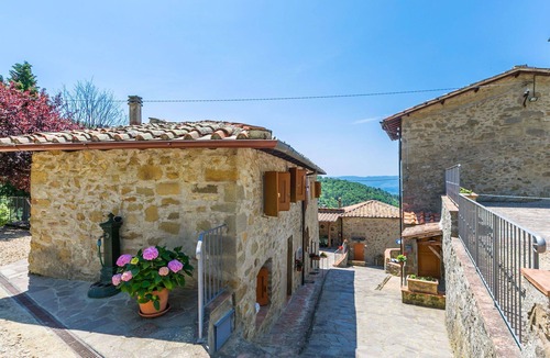 Bivio Pozzo Apartment | Cosy apartment for 7 guests with WIFI, pool, TV and panoramic view