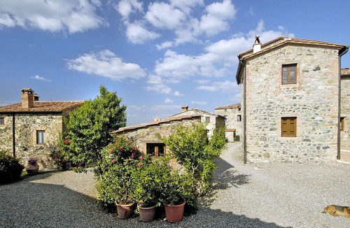 San Macario In Monte Villa | Cosy apartment in villa for 4 guests with WIFI, pool, TV, patio and pets allowed