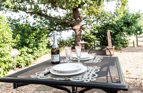 San Macario In Monte Villa | Cosy apartment in villa for 4 guests with WIFI, pool, TV, patio and pets allowed