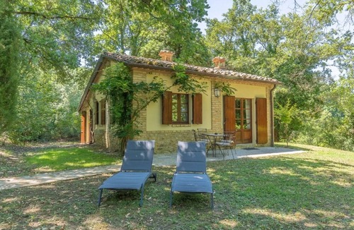 Umbertide Villa | Cosy apartment in villa for 4 guests with WIFI, A/C, pool and TV
