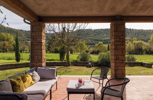 Montefiascone Villa | Cosy apartment in villa with WIFI, pool, hot tub, TV, patio, pets allowed and panoramic view