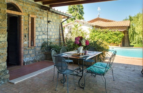 Montefiascone Villa | Cosy apartment in villa with hot tub, pool, WIFI, A/C, TV, patio, pets allowed and panoramic view