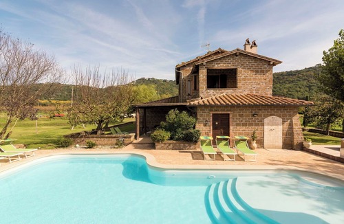 Montefiascone Villa | Cosy apartment in villa with hot tub, pool, WIFI, A/C, TV, patio, pets allowed and panoramic view
