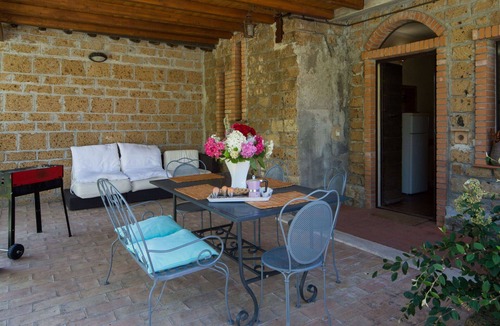 Montefiascone Villa | Cosy apartment in villa with hot tub, pool, WIFI, A/C, TV, patio, pets allowed and panoramic view