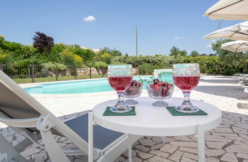 Montoro Villa | Cosy apartment in villa for 3 guests with WIFI, pool, hot tub, TV, panoramic view and parking