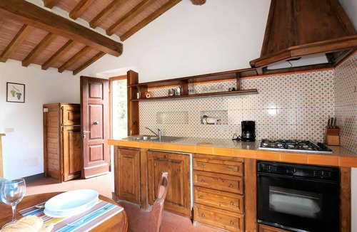 Roccastrada Villa | Cosy apartment in villa for 4 guests with pool, WIFI, TV, patio and pets allowed