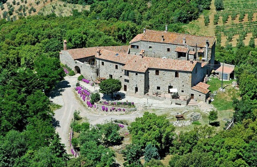 Roccastrada Villa | Cosy apartment in villa for 2 guests with WIFI, TV, patio and pets allowed