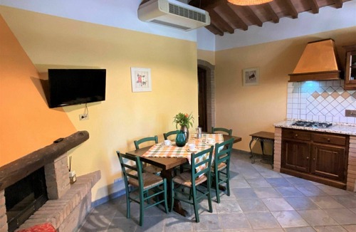 Riparbella Apartment | Cosy apartment for 5 guests with WIFI, A/C, pool, TV and patio