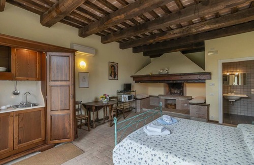 Agello Bed & Breakfast | Cosy room for 2 people with A/C, pool, WIFI, TV and pets allowed, close to Perugia